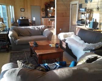 Getaway retreat overlooking beautiful Curlew Lake - Republic - Sala de estar