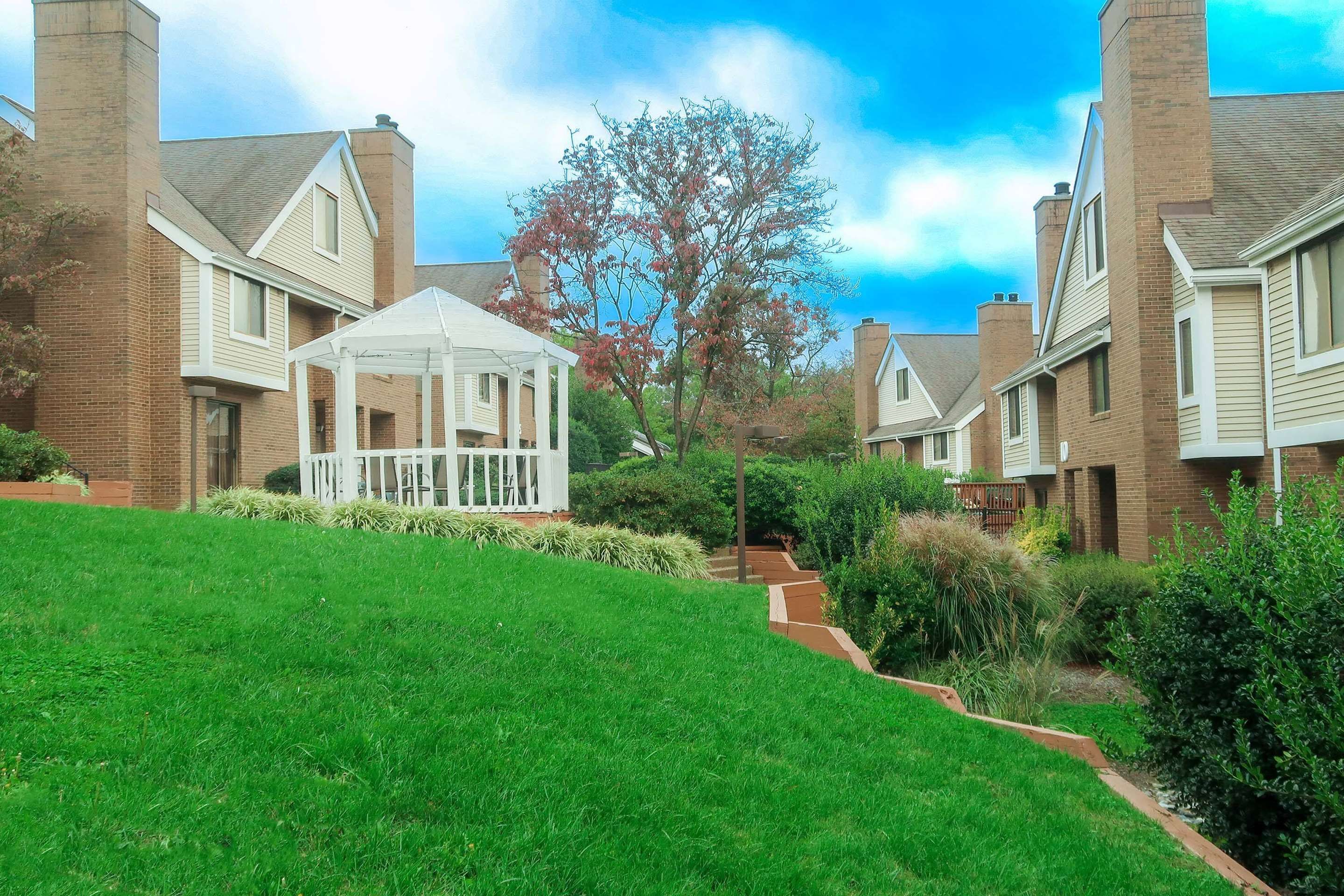 Outdoors view view of Tysons Corner Suites, A Baymont by Wyndham
