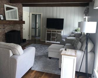 Recently remodeled Colonial-style home with room for the whole family! - Richmond - Living room