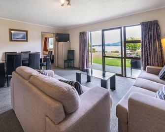 Lakeside Motel & Apartments - Te Anau - Wohnzimmer