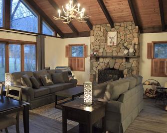 Birch Creek Mountain House- 3 minutes to Belleayre Mtn - Pine Hill - Living room