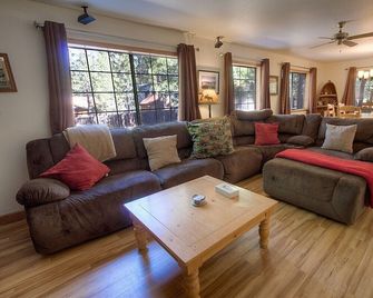 Bear Country - Hot Tub & Deck W/ Bbq - South Lake Tahoe - Sala de estar