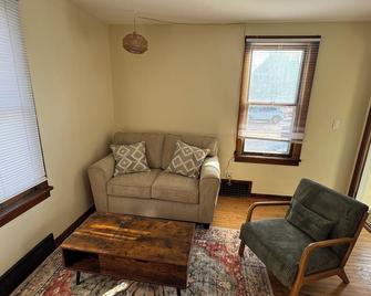 Charming 2-bedroom house with WiFi, AC in adorable Sycamore - Sycamore - Sala de estar