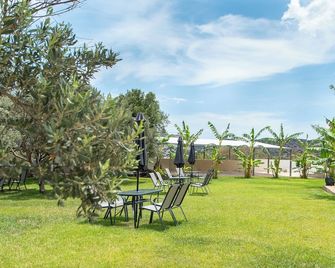 Airscape Hotel Free Shuttle From And To Athen's Airport - Artémida - Patio