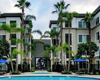 Spacious 3 Bedroom, Close to the Beach - Marina del Rey - Building