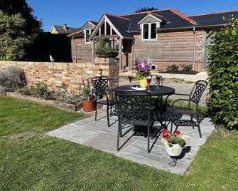 Byre - Farm Cottage on 9 acre Equestrian Small Holding - Salisbury - Patio