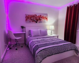 Ivory Staycation-Shared kitchen , washroom (2-1), Street Parking at owners risk - London - Bedroom