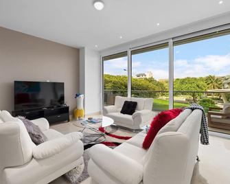 Chic downtown 2 bedroom condo at Coral Shell - Oranjestad - Huiskamer