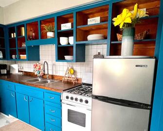 Fun, group friendly house close to fair! Sleeps 8 - Des Moines - Cocina