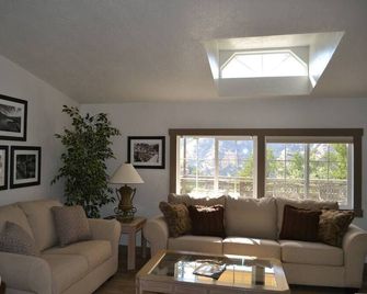 In The Oaks - Three Rivers - Living room