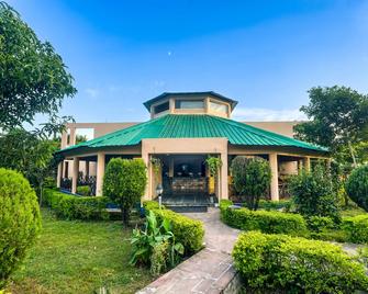 Tusk And Roar Resort - Petfrindly Jungle Cottages - Rāmnagar - Gebäude