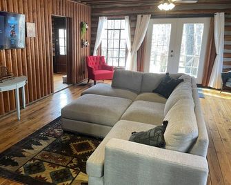 The little Log Lodge - Clarkston - Living room