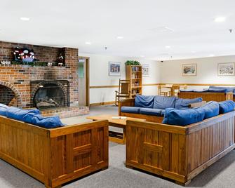 Mountain condo w/ shared indoor hot tub & pool - ski-in/ski-out access - Newry - Sala de estar