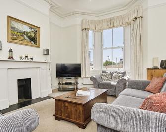 Woodleigh - Sandown - Living room