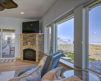 Beach House 101 | Oceanfront Beach House W/ Spa and Arcade - Gold Beach - Living room