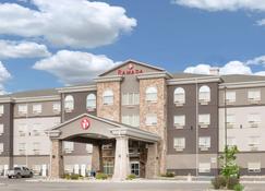 Ramada by Wyndham Olds - Olds - Bâtiment