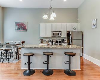 Spacious, Walkable & Cozy with lots of Space! King and Queen beds - Savannah - Kitchen