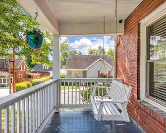 Rand House! Near Purina - 5 min walk to Riverfront - Washington - Balcony