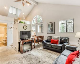 2nd-floor studio condo with pool - near shopping & restaurants - Sunriver - Sala de estar