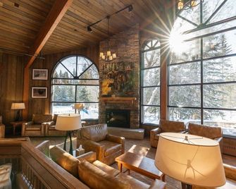 Great Location! Cozy Charming Lake Louise Getaway - Lake Louise - Lounge