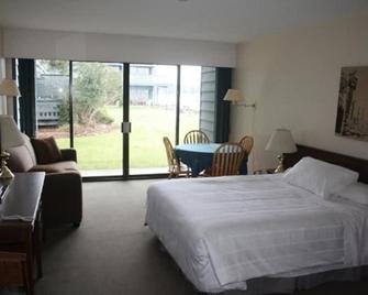 Sand Pebbles Inn - Qualicum Beach - Bedroom