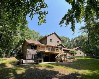 Quiet relaxing wooded property. - New London - Building
