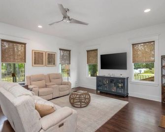 Downtown 3 bedroom Townhouse - Lake Charles - Living room