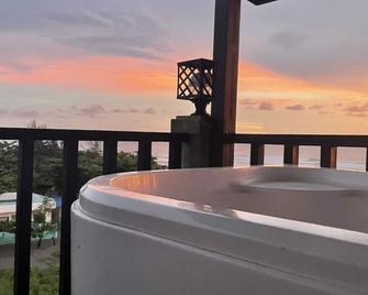 The Palms Resort & Bar - San Narciso - Balcón