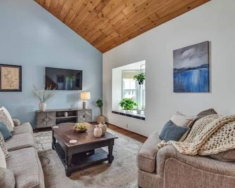 Charming home is short walk to downtown and Moosehead Lake. Large yard & garage. - Greenville - Huiskamer