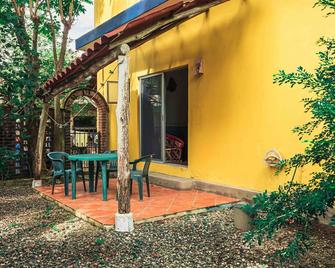 Jardines Tropicales - 3 blocks from the beach - La Manzanilla - Patio