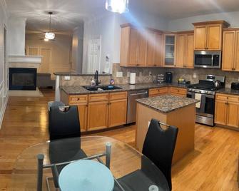 King Bed Beautifultownhouse 3 Bedrooms 2.5 Bathrooms With Freeparking - Atlanta - Cocina