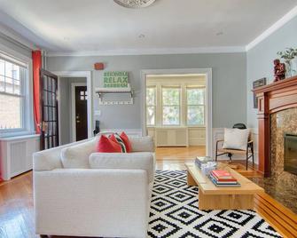 4 bedroom, 2 bath, King Beds, Outdoor Space, Grill, Parking, Near Prospect Park - Brooklyn - Living room