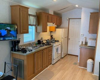 Cozy Cottage - North Fort Myers - Kitchen