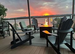 Lakefront Condo - Luxurious amenities, panoramic views, & sunsets await! - Arnolds Park - Balcón