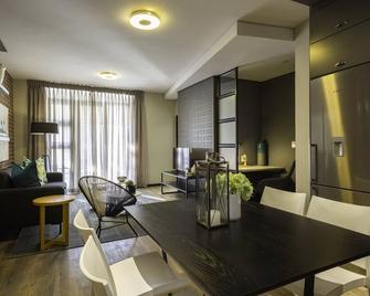 C.A.G One Bed Apartment in Rosebank Johannesburg - Johannesburg - Dining room