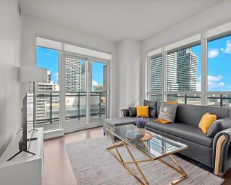 Modern Apartments 2br 2ba Lillian St With Balcony - Toronto - Living room