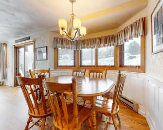 Dog-friendly condo near skiing with amazing Mt.Washington views, fireplace & W/D - Glen - Dining room