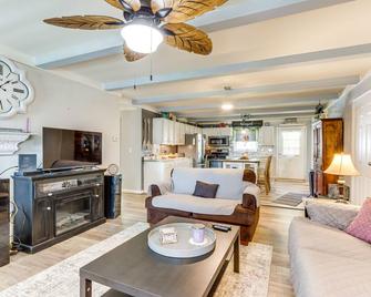 Charming St James Home Near Maramec Spring Park! - St James - Living room