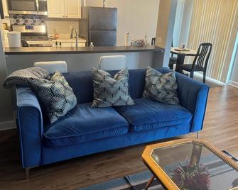 Cheerful 2 bedroom townhouse with free parking. - Hoffman Estates - Living room