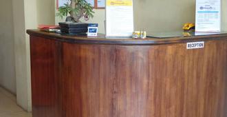 Hotel Musafir Inn - Padang - Front desk