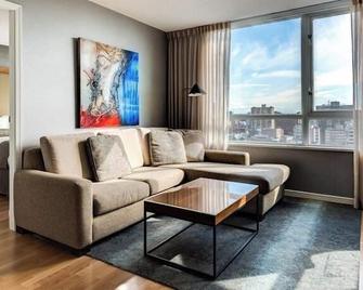 Carmana Hotel & Suites - Vancouver - Living room