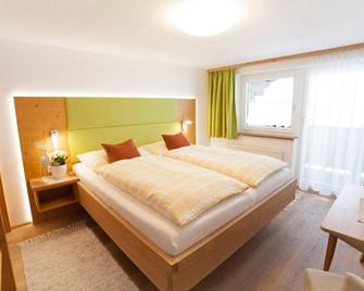 Double room with balcony, shower / bath / WC - Landhaus Vierthaler - Filzmoos - Habitación