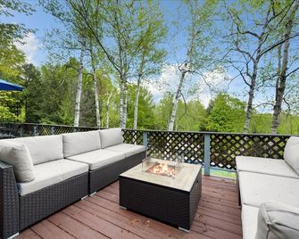 Lake George Mountain Chalet on 2.45 acres with Fall Foliage, grill & fire pit. - Warrensburg - Balcón