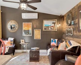 River View Hot Tub Getaway Near Waterfalls, Hiking, Kayaking & Breweries - Sparta - Living room