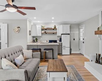 The Country Cottage of Franklin, TN - Franklin - Living room