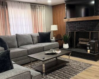 Ted's Place, R'ham's Premiere Home away from Home! - Rockingham - Sala de estar
