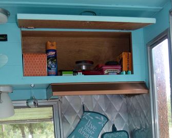 Vintage Camper Rental Perfect for Glamping in Montana - Thompson Falls - Cocina
