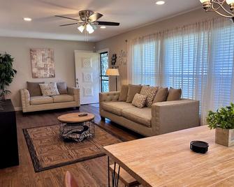Luxury 3 Br/1 Ba Home 3 Minutes To Downtown Murfreesboro & 5 Minutes To Mtsu - Murfreesboro - Living room