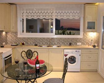 Aquarial Home is new built, spacious , with stone wall and aquarium. - Naxos - Küche