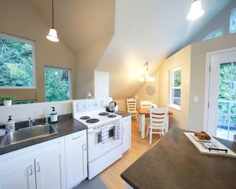 Sea and Cedar Retreat-a home in a tranquil setting - Cowichan Bay - Kitchen